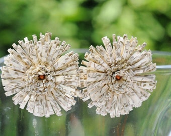 Clips d'oreilles - Grande fleur en papier torsadée à la main