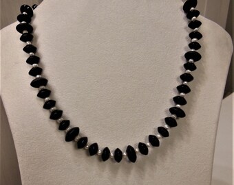Extravagante, elegante ketting van zwarte onyx met witte zoetwaterparels