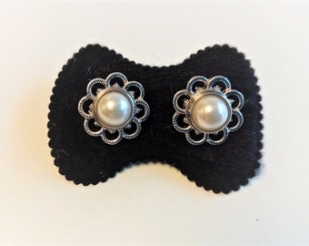 Stainless steel stud earrings with cabochon.