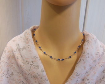 Elegant verspielte, filigrane Damenkette mit silberelementen und facettierten blauen Glasperlen