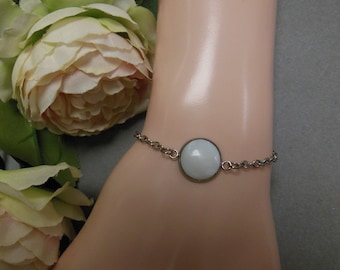 Stainless steel bracelet with mother-of-pearl cabochon