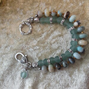 Bracelet made of Andean opal and frosted glass beads