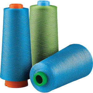 Könnte beinhalten: Drei Garnrollen, eine blaue, eine grüne und eine hellblaue.