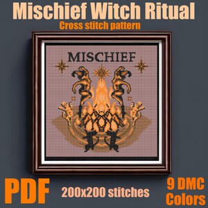 Op de afbeelding: Kruissteekpatroon van een heksenritueel met het woord "MISCHIEF" bovenaan. Het patroon toont een kampvuur met twee heksen die eromheen dansen. Het patroon is 200x200 steken groot en gebruikt 9 DMC-kleuren.