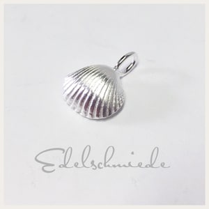 small shell as chain pendant in 925 silver