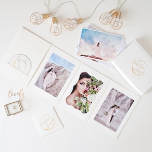 Puede incluir: Una carpeta blanca con un CD, una caja pequeña y tres fotos en su interior. La carpeta tiene escrito "Picture Circle". Las fotos son de una mujer con un vestido blanco, una mujer con flores y una pareja.