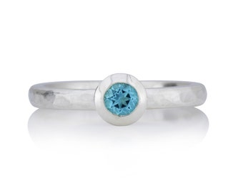 Ring mit mittelblauem Topas - geschmiedet