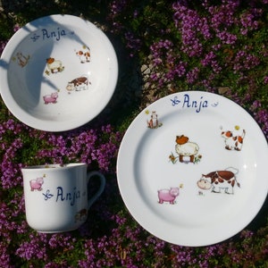 Kinder Porzellanset personalisiert mit Namen: Viele fröhliche Bauernhoftiere, wie Schaf, Kuh, Schweinchen, Hund und Katze, Kindergeschenk Set 1/Doppelname