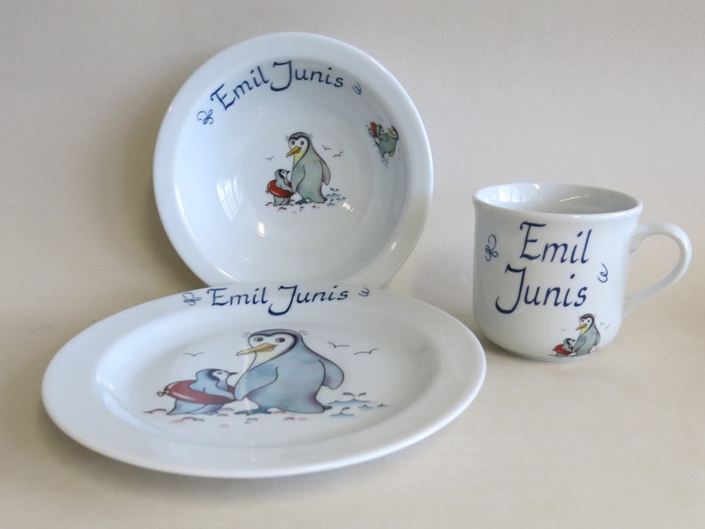 Pinguinmama und Küken auf Porzellan Kindergeschirr mit Namen. Nette Pinguinfamilie auf Sets toll als Geschenk zu Ostern, Weihnachten, Taufe Set 1/Doppelname