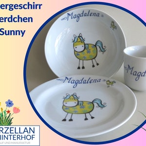 Kindergeschirr mit Namen und gelbem Pferdchen von der Farm Kunterbunt Pferdemotiv für Kinder personalisiert für Geburtstag, Taufe, Ostern image 1