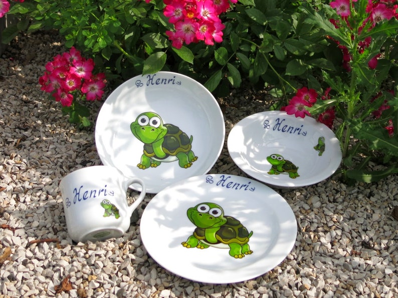 Porzellanset für Kinder: Schorschi Schildkröte mit Namen personalisiert. Essgeschirr aus Porzellan als Geschenk zu Weihnachten Ostern Geburt Bild 9