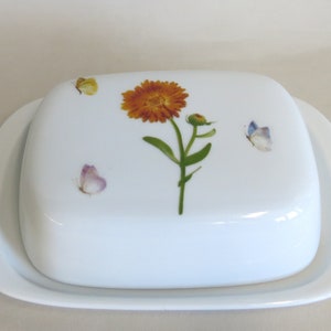 Porzellan Butterdose für 125 g oder 250g Butter, mit Blumen und zarten Schmetterlingen,personalisierbar, Geschenkidee Geburtstag, Ostern Ringelblume+Schmette