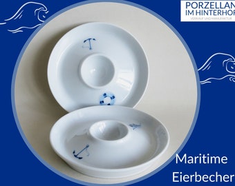 Coquetiers plats en porcelaine : Motifs maritimes tels que phares, coquillages, voiliers, ancres, hippocampes sur coquetiers avec étagère pratique