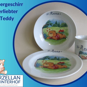 Kindergeschirr mit Teddy im Gras mit Herzchen mit Namen personalisiert, Geschenk für Taufe, Weihnachten, Geburtstag Bild 1