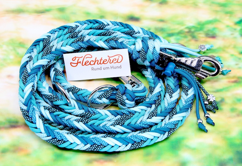 Extra dicke Leine für große Hunde, zwölfsträngig geflochten aus Paracord 550 Typ 3. Handgertigt nach deinen Wünschen, versehen mit einem Kotbeutelhalter, mit dem Namen deines Hundes personalisierbar. Ehältlich bei Etsy über schmuckausköln.