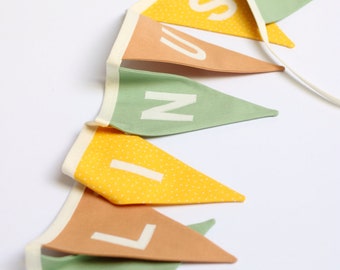 Wimpelkette aus Stoff personalisiert mit Namen in grün-hell terracotta-gelb / Wimpelgirlande Deko Kinderzimmer Geschenk