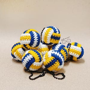 Gehaakte amigurumi-sleutelhanger volleybal