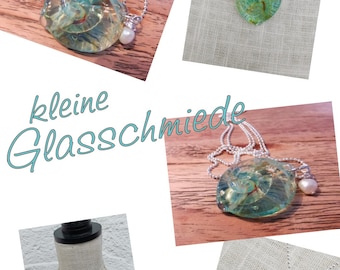 Kette mit Anhänger Ammonit mit Süsswasserperle Unikat Lampwork Meer meergrün blau