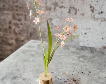 Blume aus Metall mit Sockel aus Holz - rosa grün