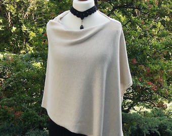 Kurz Poncho feines Merino creme beige, Schulterwärmer für das ganze Jahr, edler Wollponcho, gestrickt, kratzfrei, mummode