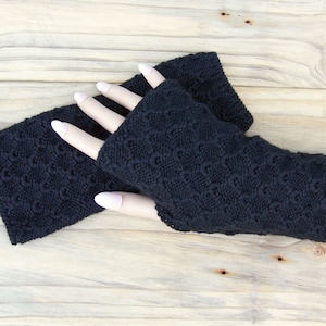 Wrist warmers in fine merino knit with a hip diamond pattern, save energy in the long term, gauntlets by mummode * treat yourself * in your choice of colour