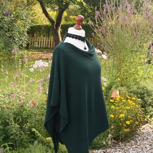 Poncho feinstes italienisches Merino, dunkel grün, Schulterwärmer, kratzfrei, Wolle, gestrickt, Strickponcho, Wollponcho, mummode, edel Bild 2