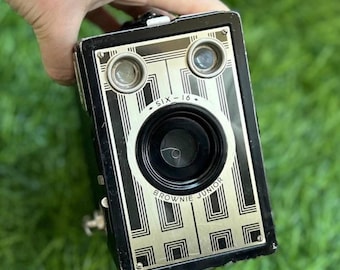 Authentique appareil photo Kodak Brownie Junior Six-16 Art déco des années 1930 au design géométrique emblématique, cadeau rare pour amateur d'histoire