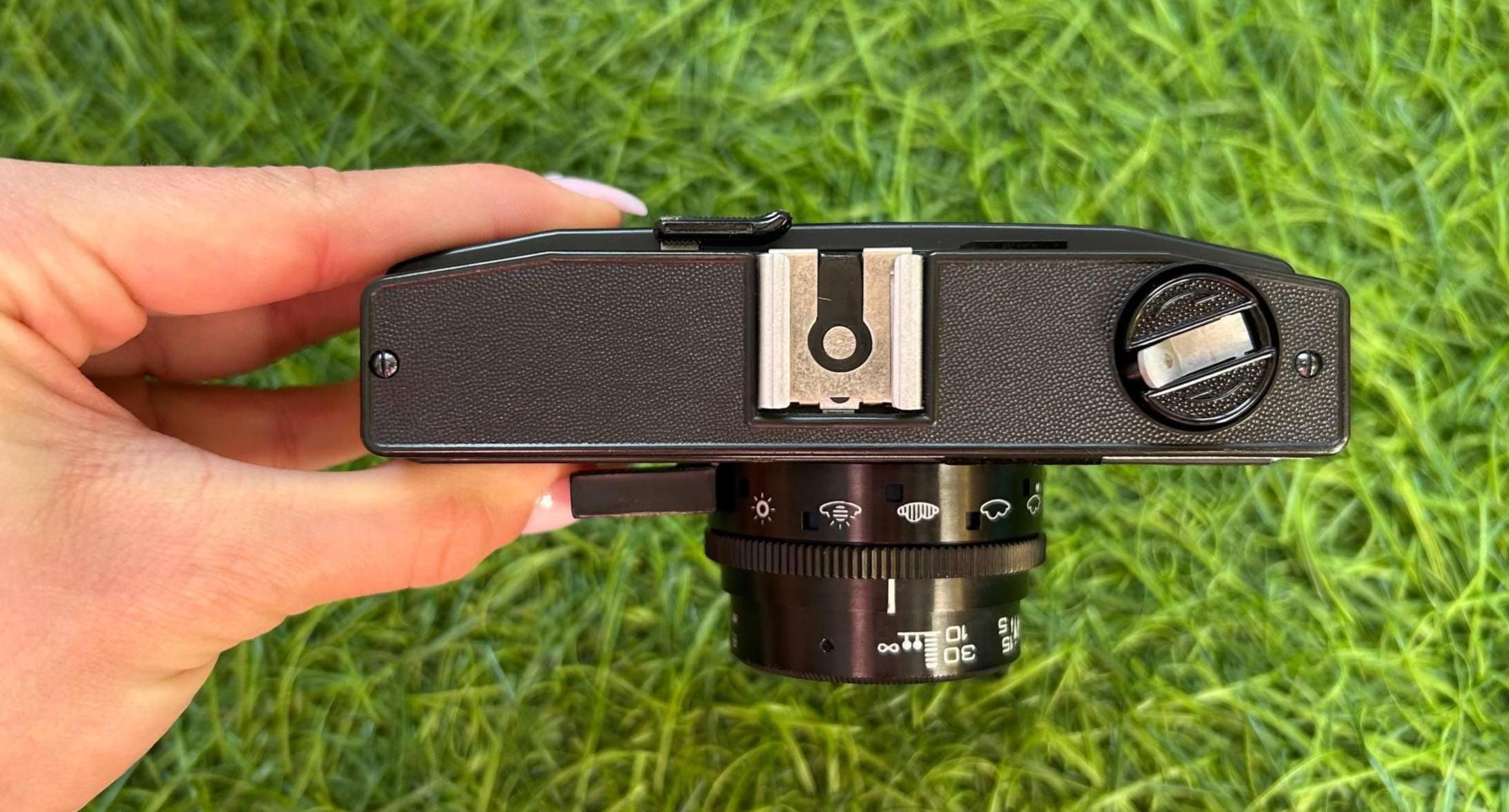 動作するSmena Symbolビンテージ35mmフィルムカメラ – ソ連製アナログ