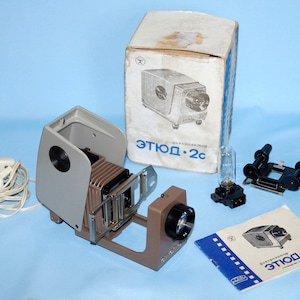 Projecteur de diapositives Etude 2C vintage : cinéma rétro de l&#39;ère soviétique