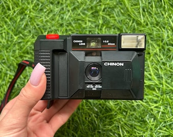 Appareil photo argentique Chinon 35 mm vintage : accessoire qui ne fonctionne pas, décor rétro