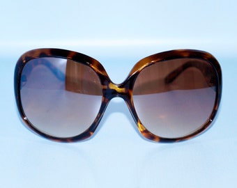 BCBG Mazazria Luna Style Sunglasses Inlaid Work on Stems - Etsy display picture 3