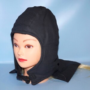 Puede incluir: Una balaclava de forro polar negro con una solapa larga para el cuello. La balaclava tiene una cremallera de cierre en la barbilla.