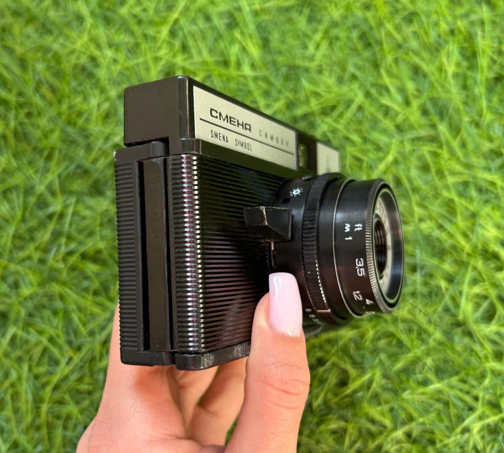 動作するSmena Symbolビンテージ35mmフィルムカメラ – ソ連製アナログ