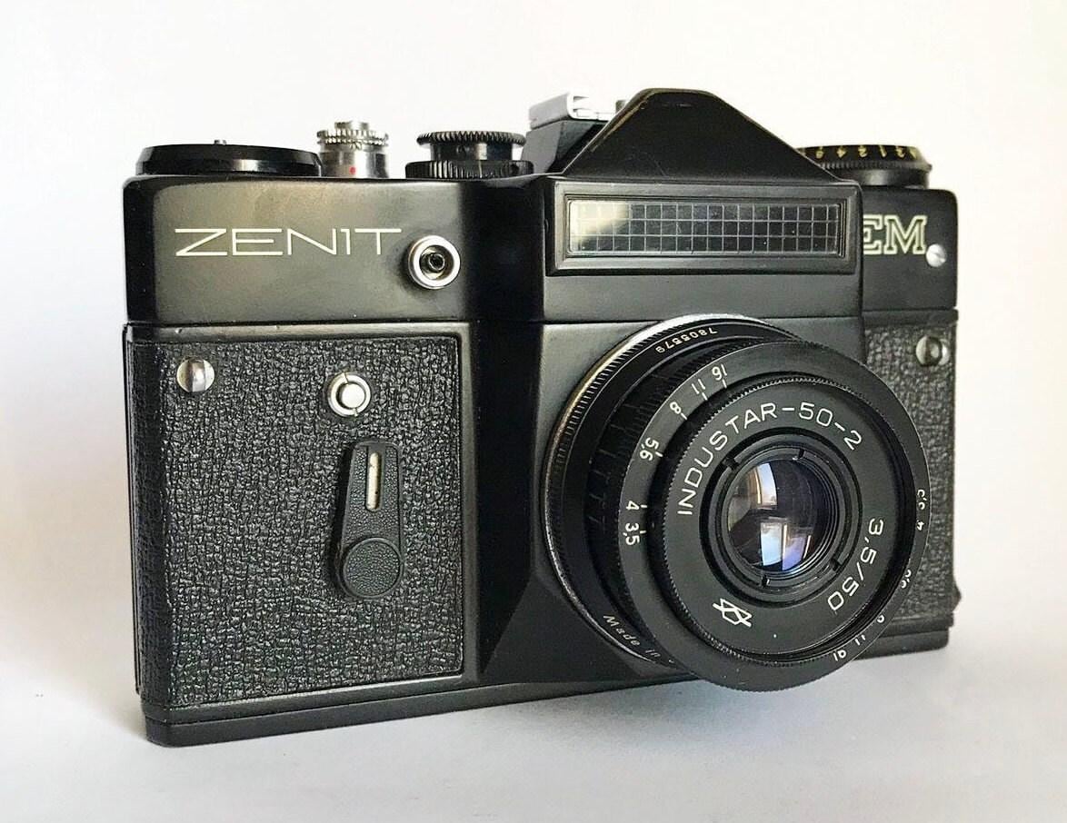 ANCIEN Appareil photo argentique Zenit-B et objectif INDUSTRAR-50-2