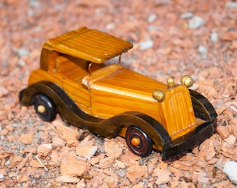 Petite voiture en bois vintage : objet de collection fait main en bois de frêne des années 1970