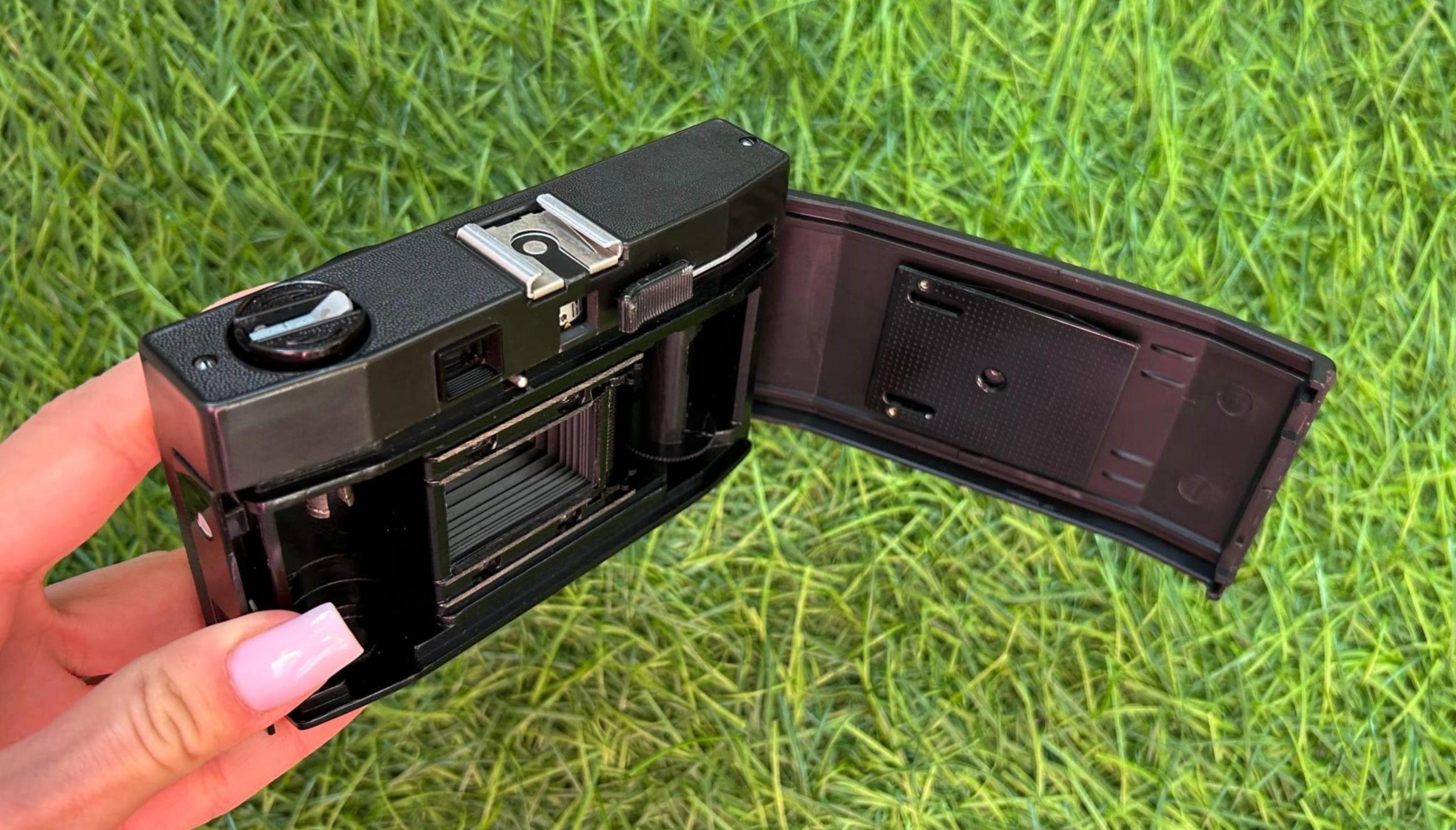 動作するSmena Symbolビンテージ35mmフィルムカメラ – ソ連製アナログ