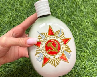 Fiole commémorative vintage en porcelaine soviétique 1945-1985, carafe en céramique rare de l'URSS, authentique objet de collection historique, cadeau unique pour lui