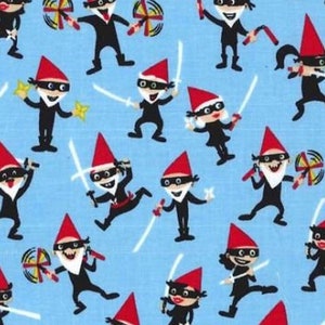 Könnte beinhalten: Ein blauer Stoff mit einem sich wiederholenden Muster aus rotmützigen Zwergen, die schwarze Ninja-Outfits tragen. Die Zwerge halten verschiedene Waffen, darunter Schwerter, Wurfsterne und Nunchakus.