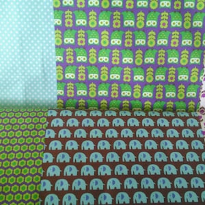 Op de afbeelding: Vier verschillende stofstalen met herhalende patronen. De linker bovenste staal is lichtblauw met witte stippen. De rechter bovenste staal is paars met groene uilen en gele bloemen. De linker onderste staal is groen met paarse zeshoeken. De rechter onderste staal is wit met paarse bloemen.