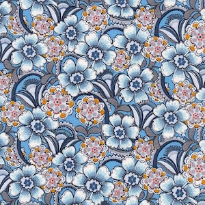 Könnte beinhalten: Ein blauer Blumenstoff mit einem sich wiederholenden Muster aus weißen Blüten mit blauen Zentren und gelben und rosa Akzenten. Der Hintergrund ist hellblau.