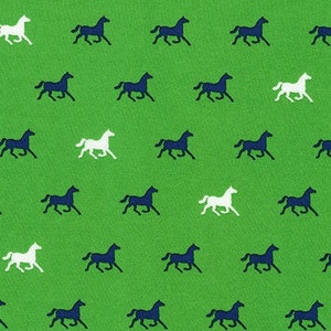 Op de afbeelding: Een groene achtergrond met een herhalend patroon van donkerblauwe en witte paarden. De paarden kijken naar rechts en bevinden zich in een rennende positie.