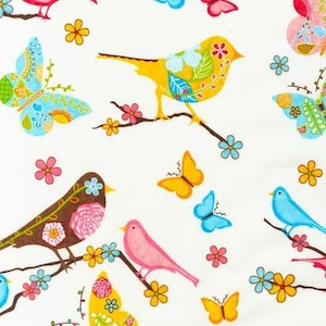 Könnte beinhalten: Ein weißer Hintergrund mit einem sich wiederholenden Muster aus bunten Vögeln, Schmetterlingen und Blumen. Die Vögel sind braun, gelb und rosa mit floralen Mustern. Die Schmetterlinge sind blau, gelb und mehrfarbig. Die Blumen sind rosa, gelb und blau.