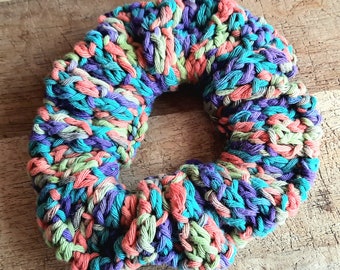 Crocheted scrunchie hair tie