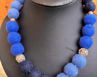 Felt necklace blue