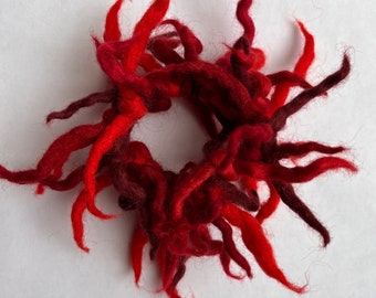 Haargummi aus Filz rot