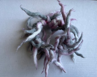 Haargummi aus Filz rosa grau