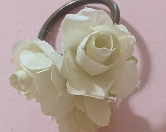 Bague faite à la main, bague de roses blanches, bague de mariée  blanches, bouquet de roses blanches, bague de bouquet de roses, bague