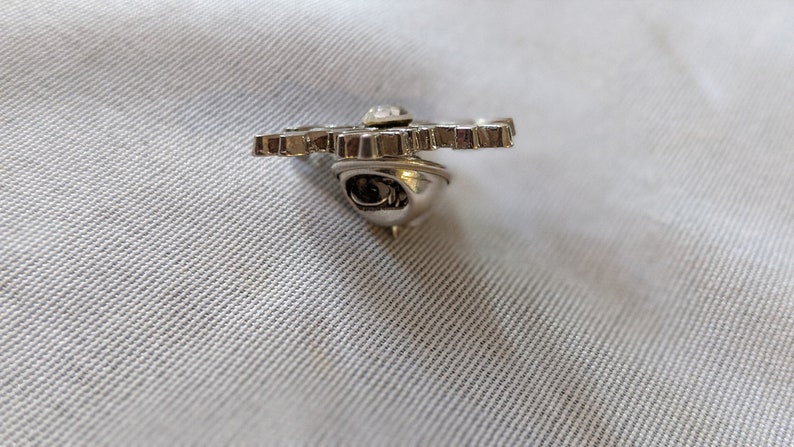 Snowflake pin Snowflake Snowflake broach Snowflake brooch Diamond snowflake Metal snowflake Wearable artwork Snowflake button
