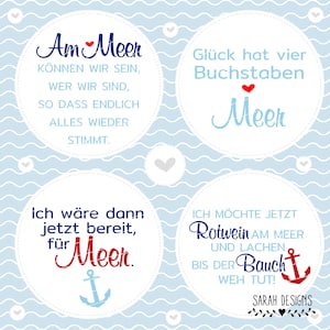 Könnte beinhalten: Vier blaue und weiße Kreise mit deutschem Text auf hellblauem Hintergrund mit weißen Wellenlinien. Der Text in den Kreisen lautet: "Am Meer können wir sein, wer wir sind, so dass endlich alles wieder stimmt."  "Glück hat vier Buchstaben Meer."  "Ich wäre dann jetzt bereit, für Meer."  "Ich möchte jetzt Rotwein am Meer und lachen bis der Bauch weh tut!"  Der letzte Kreis hat einen kleinen Anker unten.