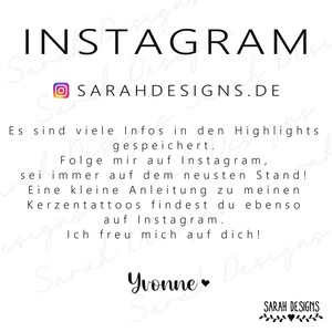 Op de afbeelding: Zwarte en witte tekst op een witte achtergrond die "INSTAGRAM SARAHDESIGNS.DE" leest, gevolgd door tekst in het Duits die "Es sind viele Infos in den Highlights gespeichert. Folge mir auf Instagram, sei immer auf dem neusten Stand! Eine kleine Anleitung zu meinen Kerzentattoos findest du ebenso auf Instagram. Ich freu mich auf dich!" leest. De tekst wordt gevolgd door de naam "Yvonne" met een hartje en de tekst "SARAH DESIGNS" met een bloemmotief.